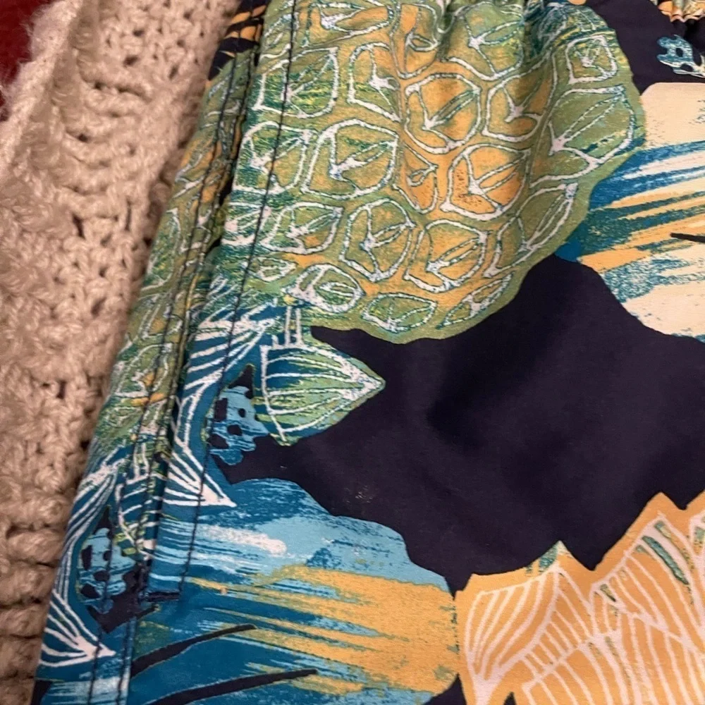 PINEAPPLE CARIBBEAN SWIMWEAR MENS XL ,‎ CARGO POCKET, PINEAPPLE & FLORAL PATTERN